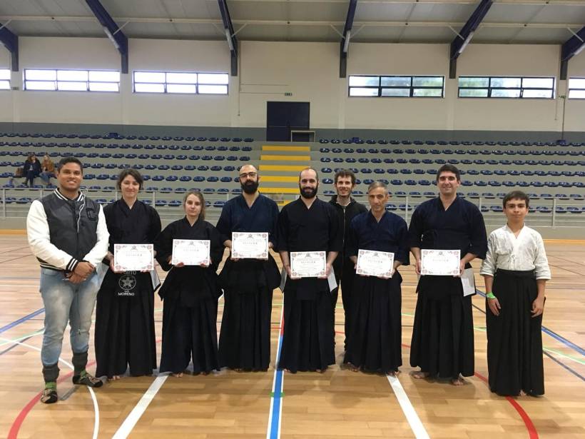 Kenshi do Kendo Clube do Porto mostram diplomas de exames de graduação