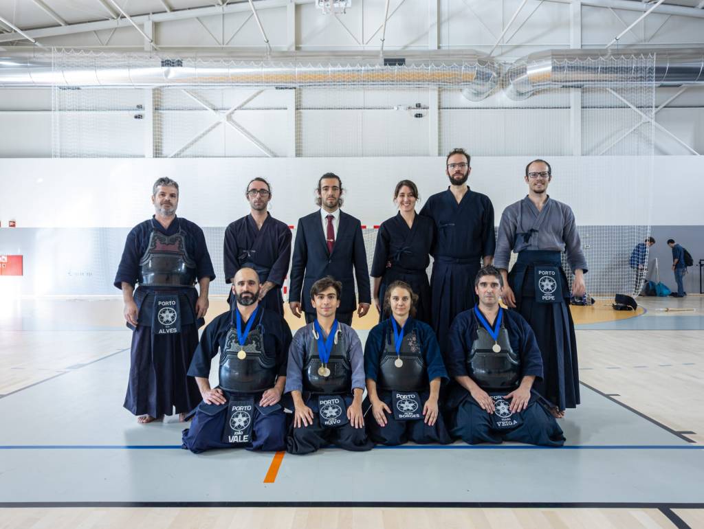 Imagem de grupo do Kendo Clube do Porto com medalhas