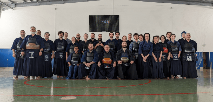 Fotografia de grupo com Guentleur Sensei, em estágio promovido pelo Kendo Clube do Porto