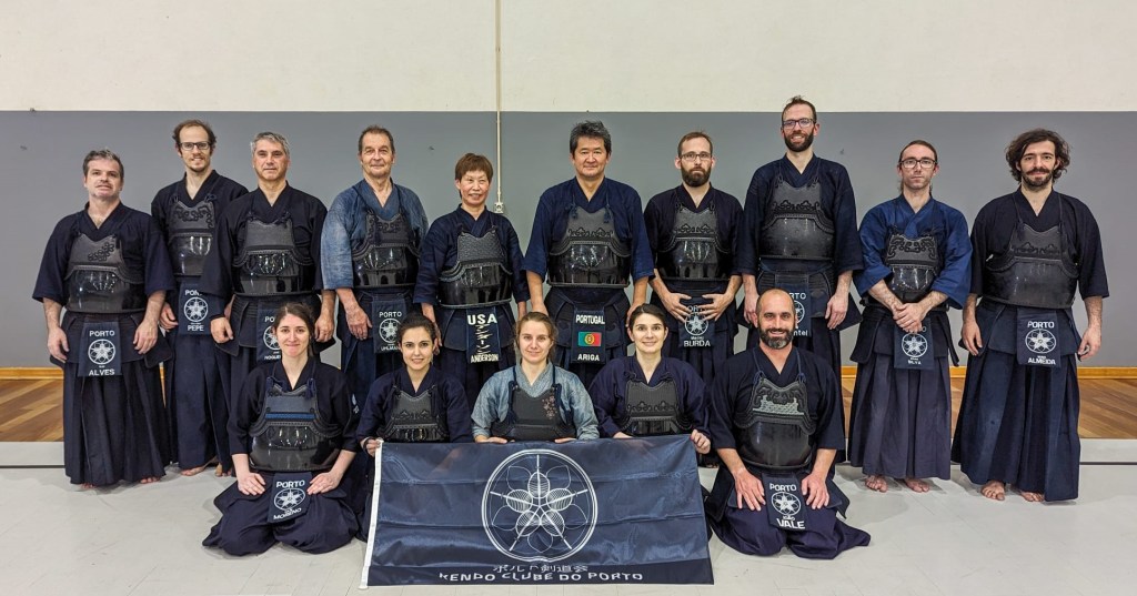 Fotografia de grupo com os membros do Kendo Clube do Porto presentes no estágio Ariga Sensei