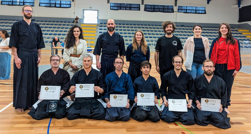 Fotografia de grupo com os novos graduados do Kendo Clube do Porto.