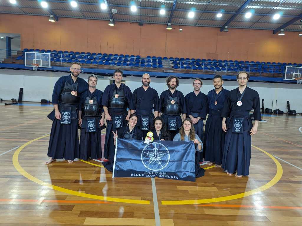 Fotografia de grupo dos participantes do Kendo Clube do Porto na Tamashii Cup.
